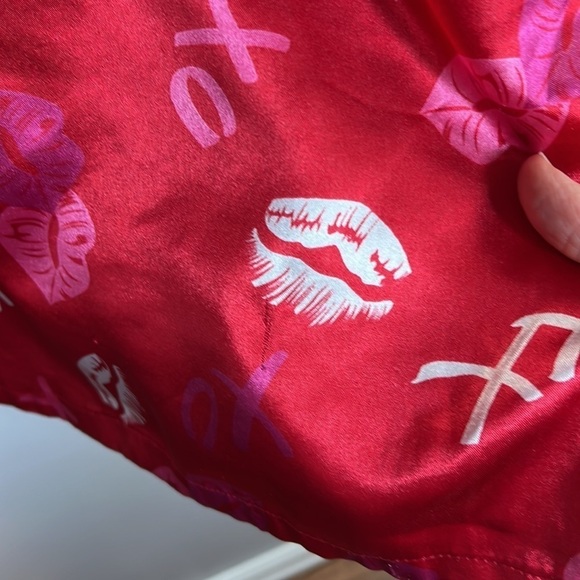 A’milano VINTAGE Satin Pj’s Red with Kisses and X&O’s Size Medium - Picture 11 of 14